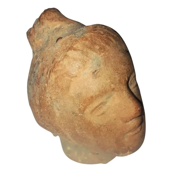 Tête antique  de femme à la coiffure méchée relevée en un haut chignon terre cuite