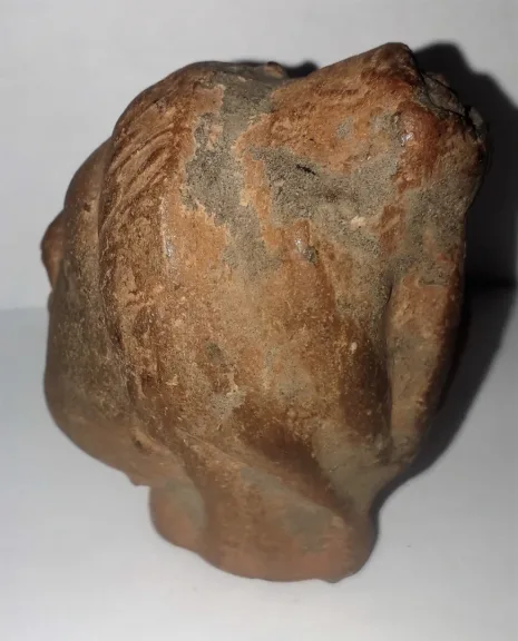 Tête antique  de femme à la coiffure méchée relevée en un haut chignon terre cuite