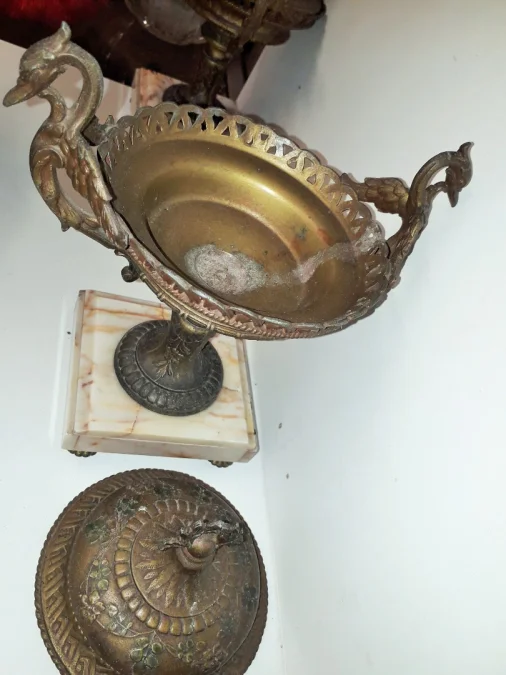 Pendule en métal composition et base marbre d’après Louis et François Moreau   « Les Tourterelles »   XIXème