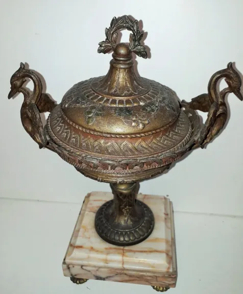 Pendule en métal composition et base marbre d’après Louis et François Moreau   « Les Tourterelles »   XIXème