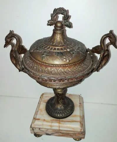 Pendule en métal composition et base marbre d’après Louis et François Moreau   « Les Tourterelles »   XIXème