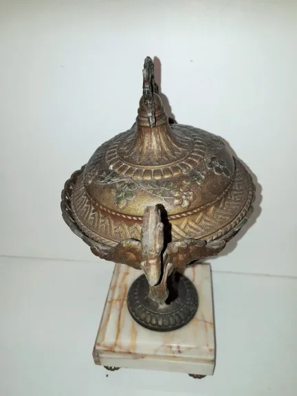 Pendule en métal composition et base marbre d’après Louis et François Moreau   « Les Tourterelles »   XIXème