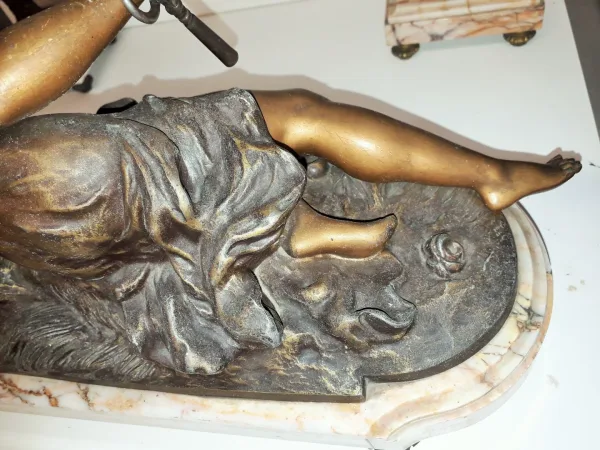 Pendule en métal composition et base marbre d’après Louis et François Moreau   « Les Tourterelles »   XIXème
