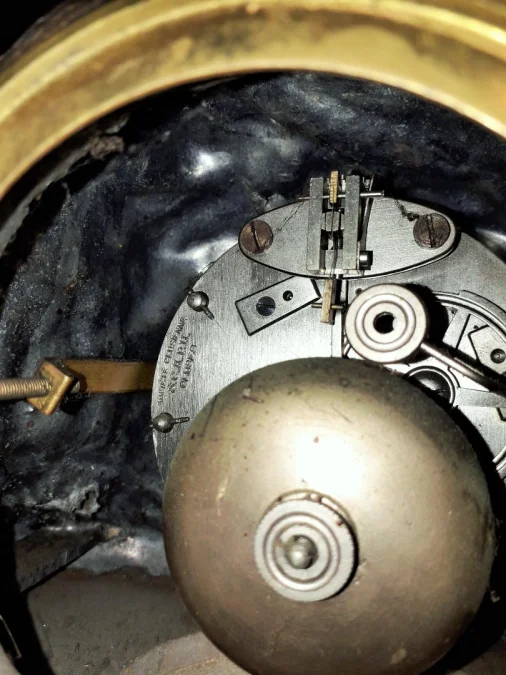 Pendule en métal composition et base marbre d’après Louis et François Moreau   « Les Tourterelles »   XIXème