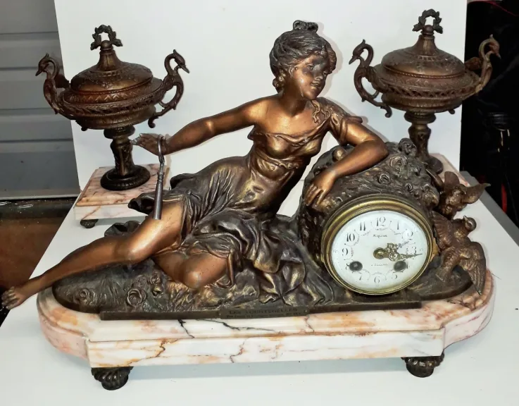 Pendule en métal composition et base marbre d’après Louis et François Moreau   « Les Tourterelles »   XIXème