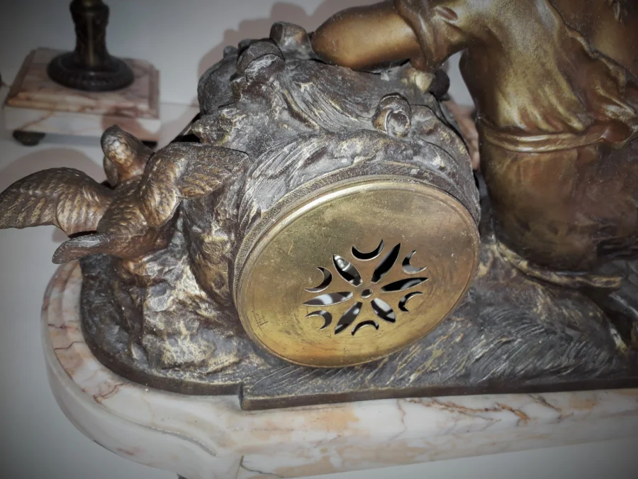 Pendule en métal composition et base marbre d’après Louis et François Moreau   « Les Tourterelles »   XIXème