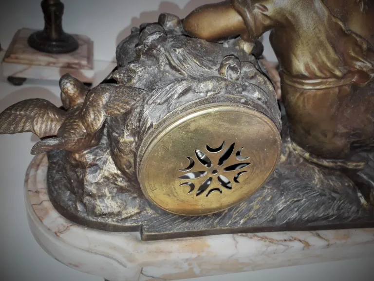 Pendule en métal composition et base marbre d’après Louis et François Moreau   « Les Tourterelles »   XIXème