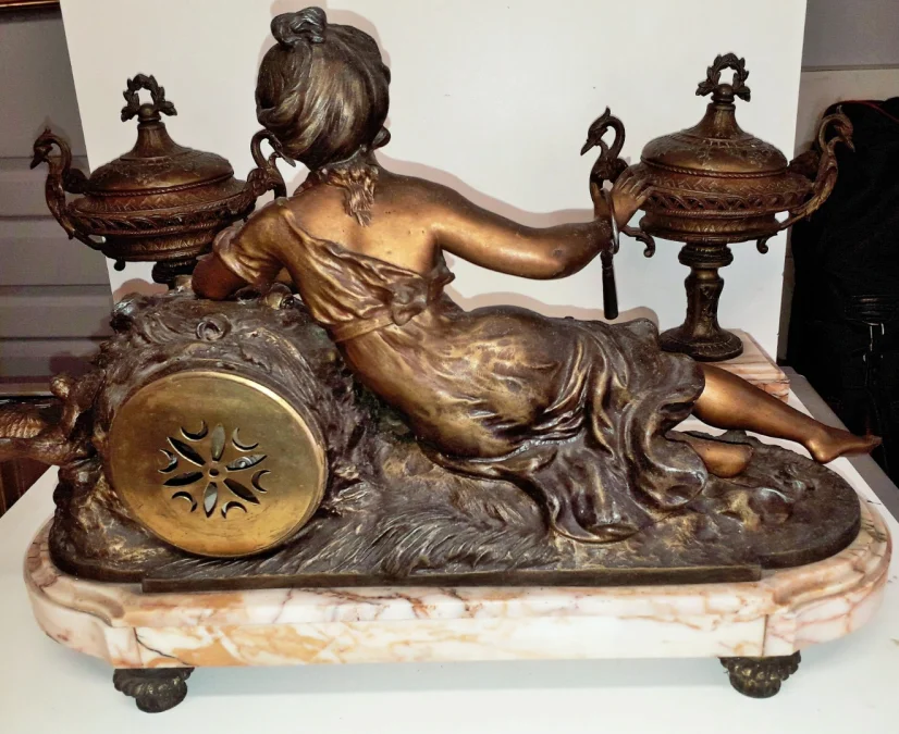 Pendule en métal composition et base marbre d’après Louis et François Moreau   « Les Tourterelles »   XIXème