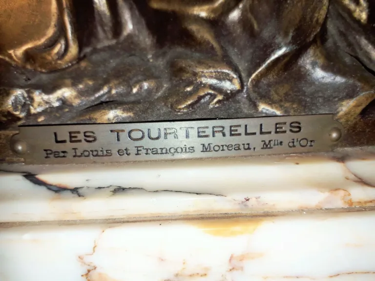 Pendule en métal composition et base marbre d’après Louis et François Moreau   « Les Tourterelles »   XIXème