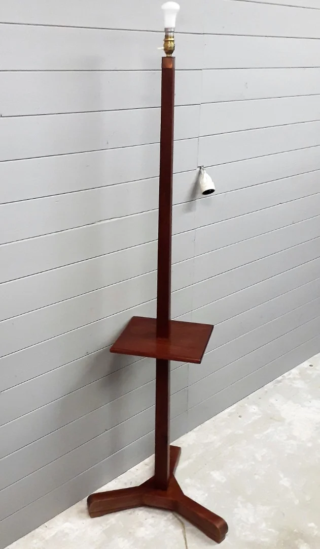 Lampadaire en acajou avec étagère centrale années 60s / 70s "style Jean Touret"