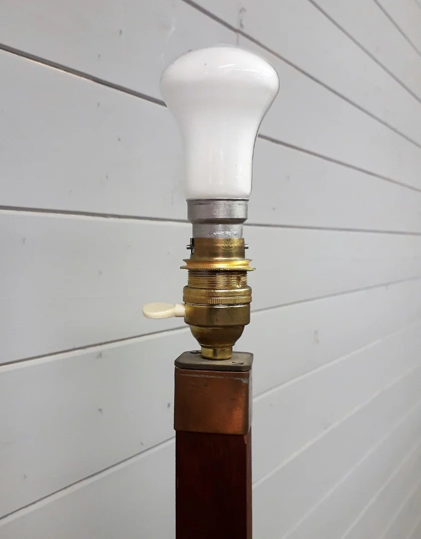 Lampadaire en acajou avec étagère centrale années 60s / 70s "style Jean Touret"
