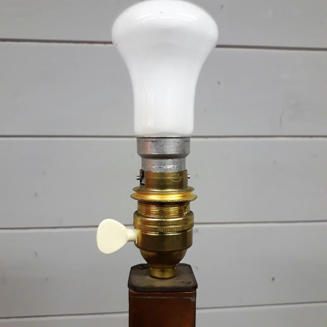 Lampadaire en acajou avec étagère centrale années 60s / 70s "style Jean Touret"