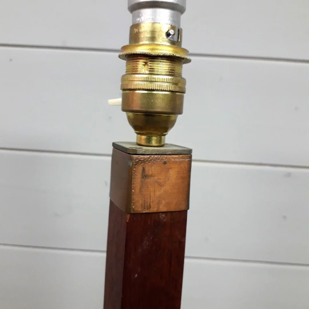 Lampadaire en acajou avec étagère centrale années 60s / 70s "style Jean Touret"