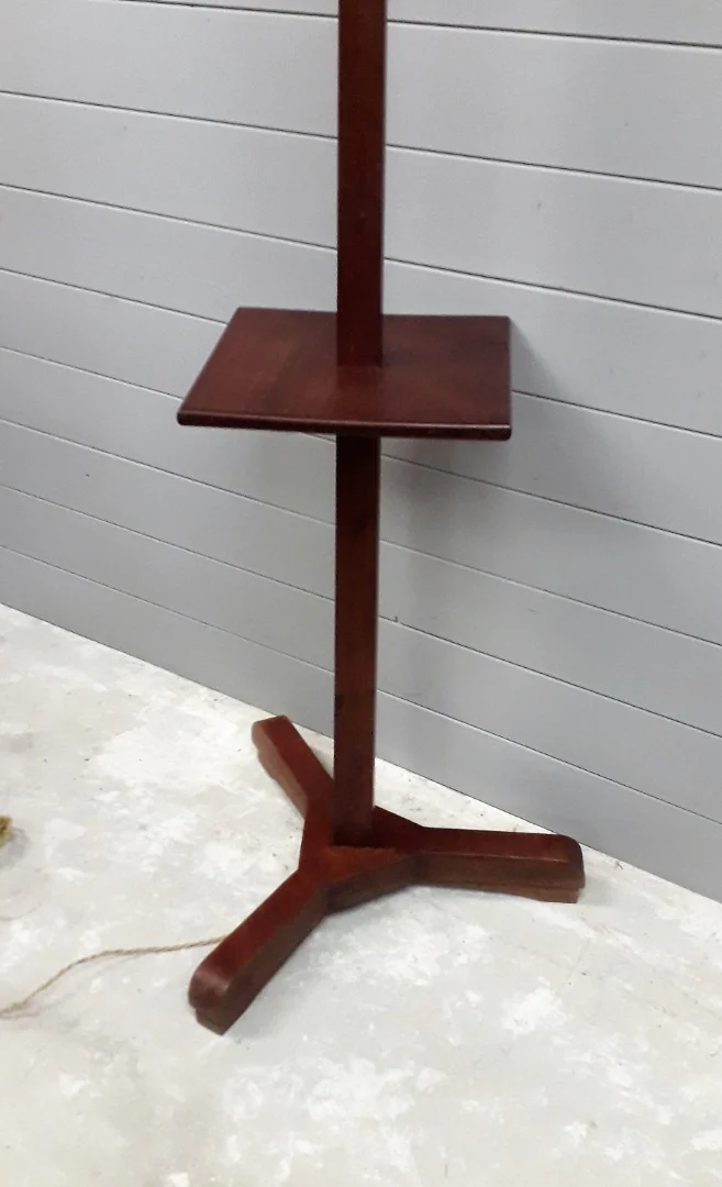 Lampadaire en acajou avec étagère centrale années 60s / 70s "style Jean Touret"