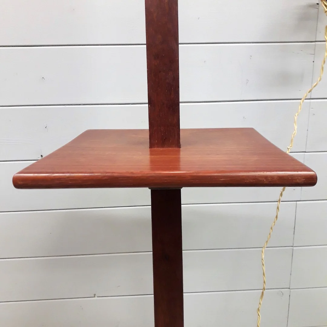 Lampadaire en acajou avec étagère centrale années 60s / 70s "style Jean Touret"