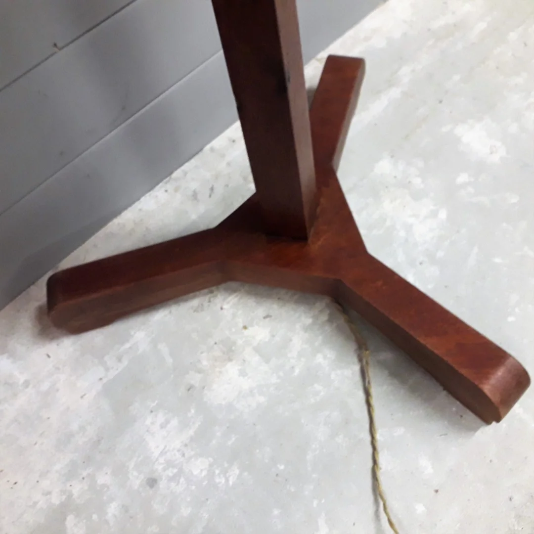 Lampadaire en acajou avec étagère centrale années 60s / 70s "style Jean Touret"