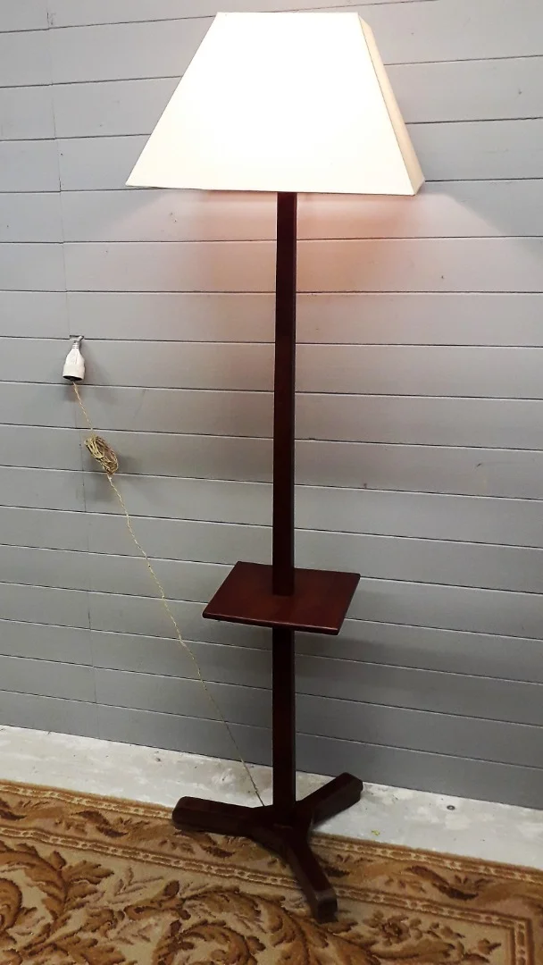 Lampadaire en acajou avec étagère centrale années 60s / 70s "style Jean Touret"
