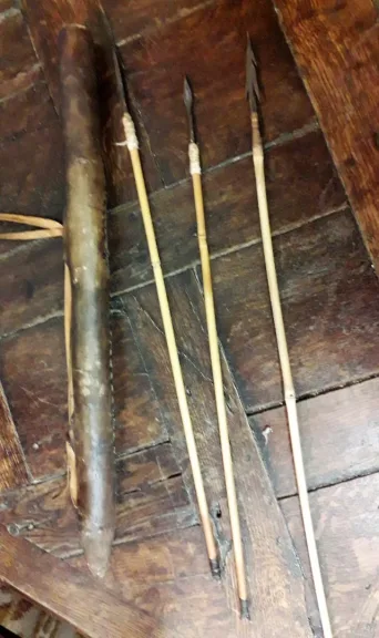 Arbalète indochinoise de chez les Moïs avec étui en peau avec 3 flèches fin 19ème