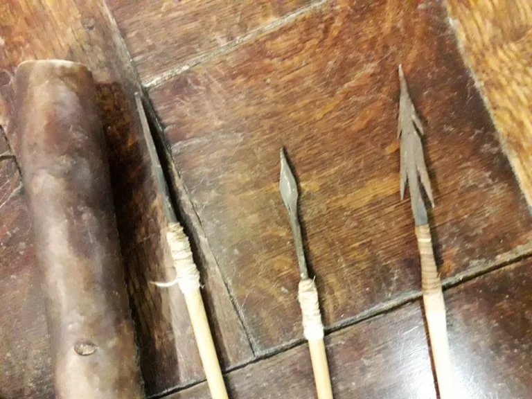 Arbalète indochinoise de chez les Moïs avec étui en peau avec 3 flèches fin 19ème