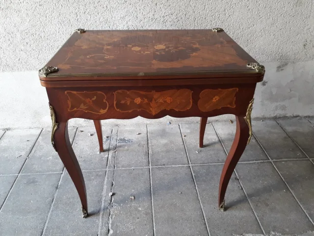 Table à jeux en marqueterie décor fleurs début 20ème