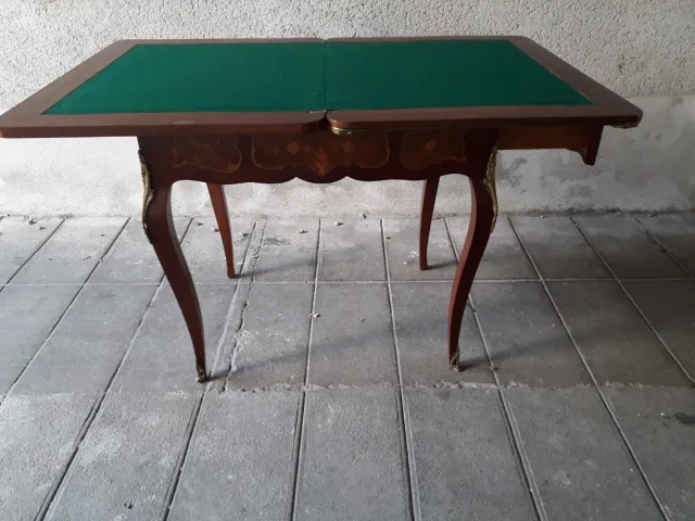 Table à jeux en marqueterie décor fleurs début 20ème
