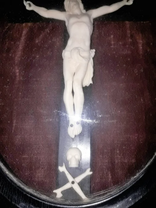 Christ en ivoire sculpté sur sa croix ou crucifix dans un cadre en bois noirci, d'époque XIXème siècle