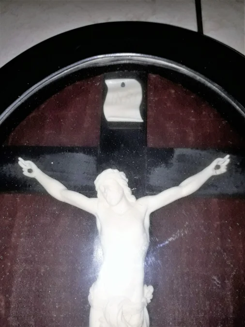 Christ en ivoire sculpté sur sa croix ou crucifix dans un cadre en bois noirci, d'époque XIXème siècle