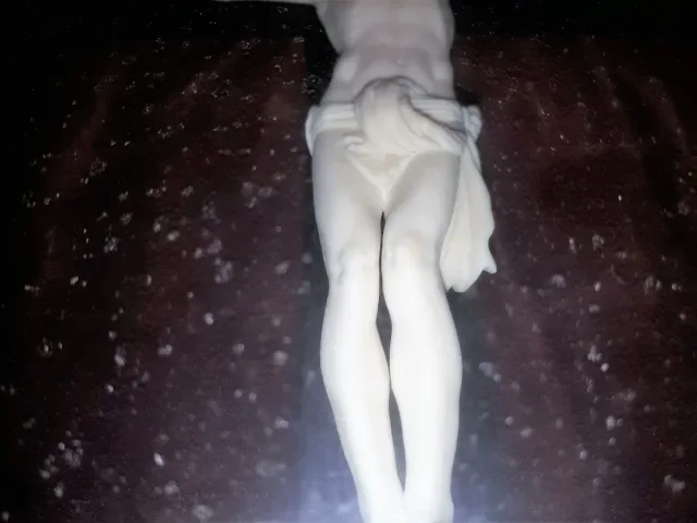 Christ en ivoire sculpté sur sa croix ou crucifix dans un cadre en bois noirci, d'époque XIXème siècle