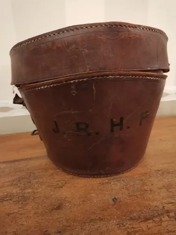 Boite à chapeau en cuir a restaurer  fin 19ème