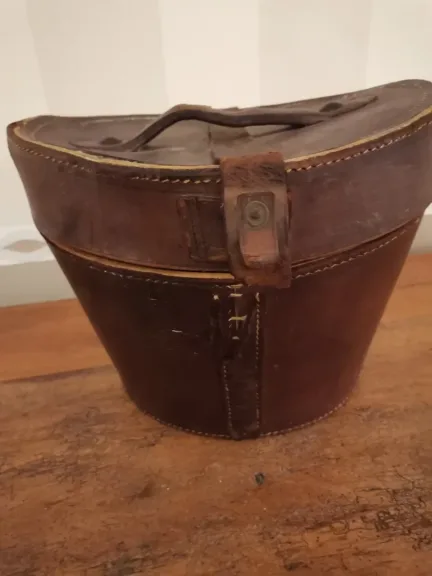 Boite à chapeau en cuir a restaurer  fin 19ème