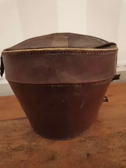 Boite à chapeau en cuir a restaurer  fin 19ème