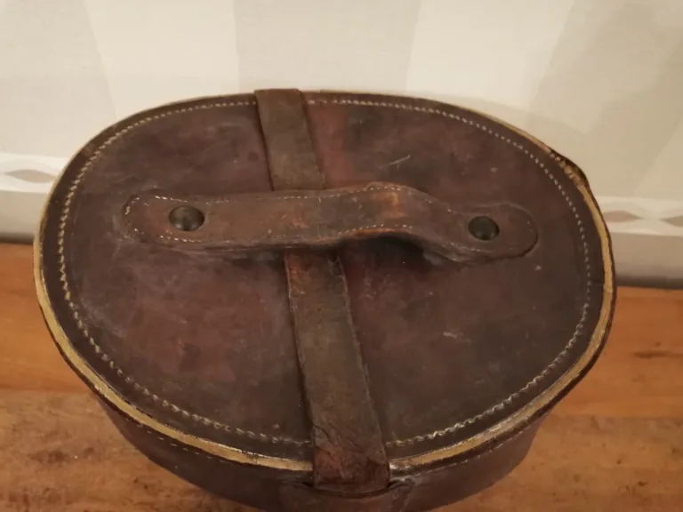 Boite à chapeau en cuir a restaurer  fin 19ème