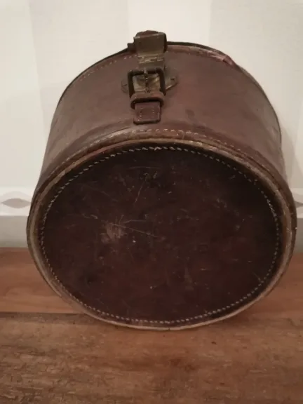 Boite à chapeau en cuir a restaurer  fin 19ème