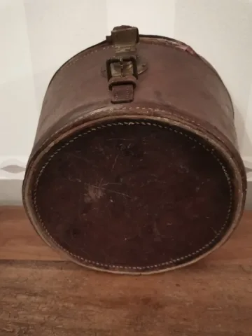 Boite à chapeau en cuir a restaurer  fin 19ème