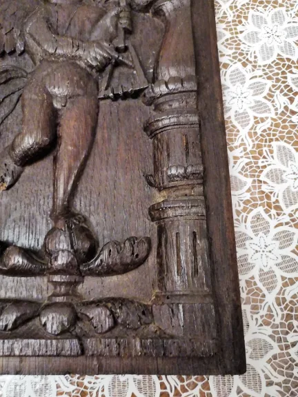 Panneau 17ème en chêne Sculpté d'une Vierge entre deux Anges Musiciens