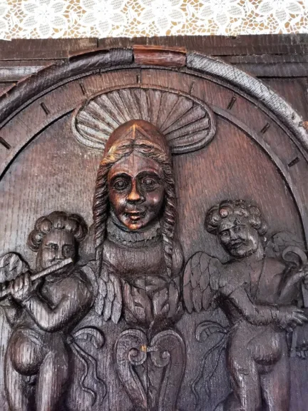 Panneau 17ème en chêne Sculpté d'une Vierge entre deux Anges Musiciens