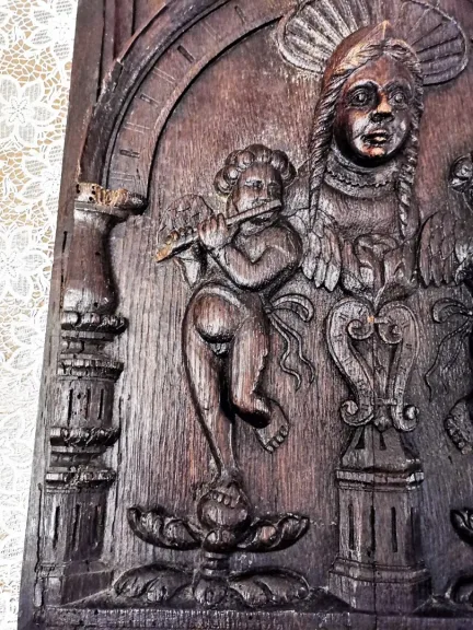 Panneau 17ème en chêne Sculpté d'une Vierge entre deux Anges Musiciens