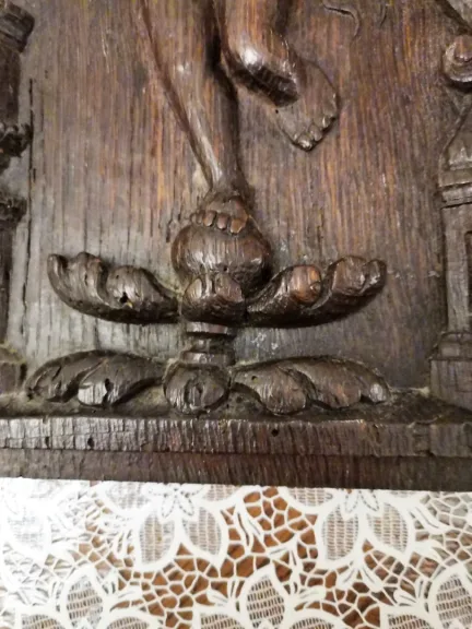 Panneau 17ème en chêne Sculpté d'une Vierge entre deux Anges Musiciens