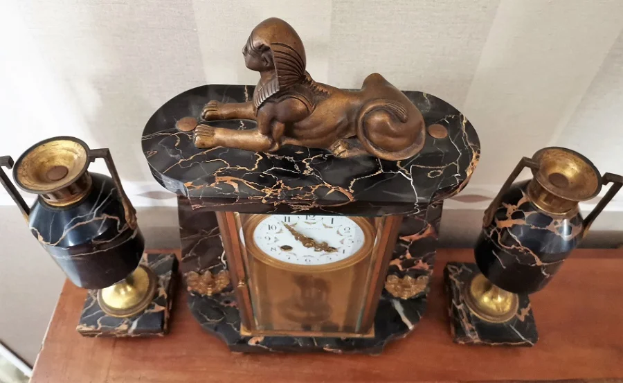 Garnituredecheminéeenmarbreetbronzes de style Empire