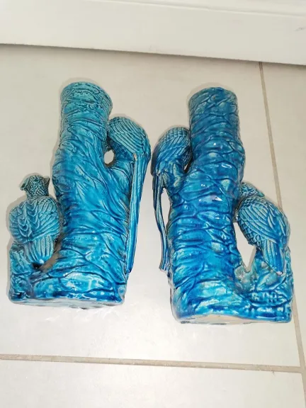 Paire de vases en barbotine avec sculpture perroquets