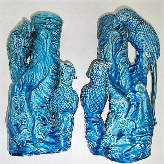 Paire de vases en barbotine avec sculpture perroquets