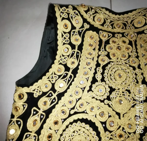 Gilet très richement brodé travail oriental début XXème