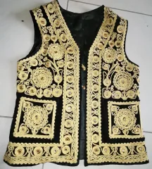 Gilet très richement brodé travail oriental début XXème