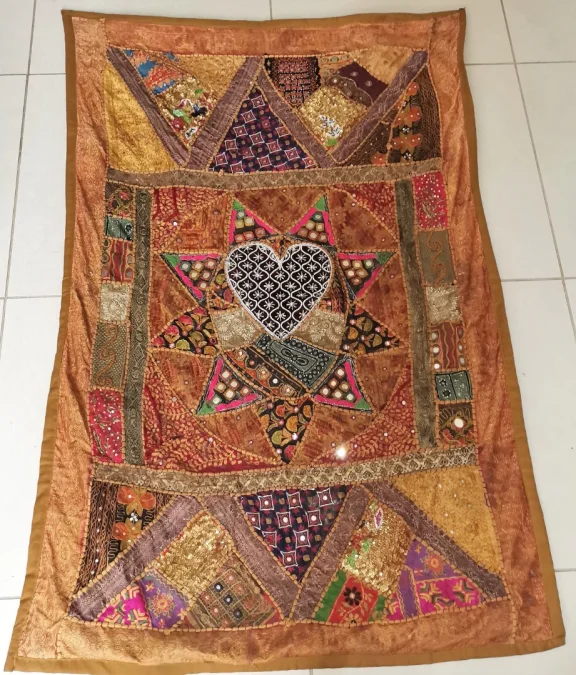 tapisserie Brodées orientale avec un cœur au centre Fin du XIXème siècle