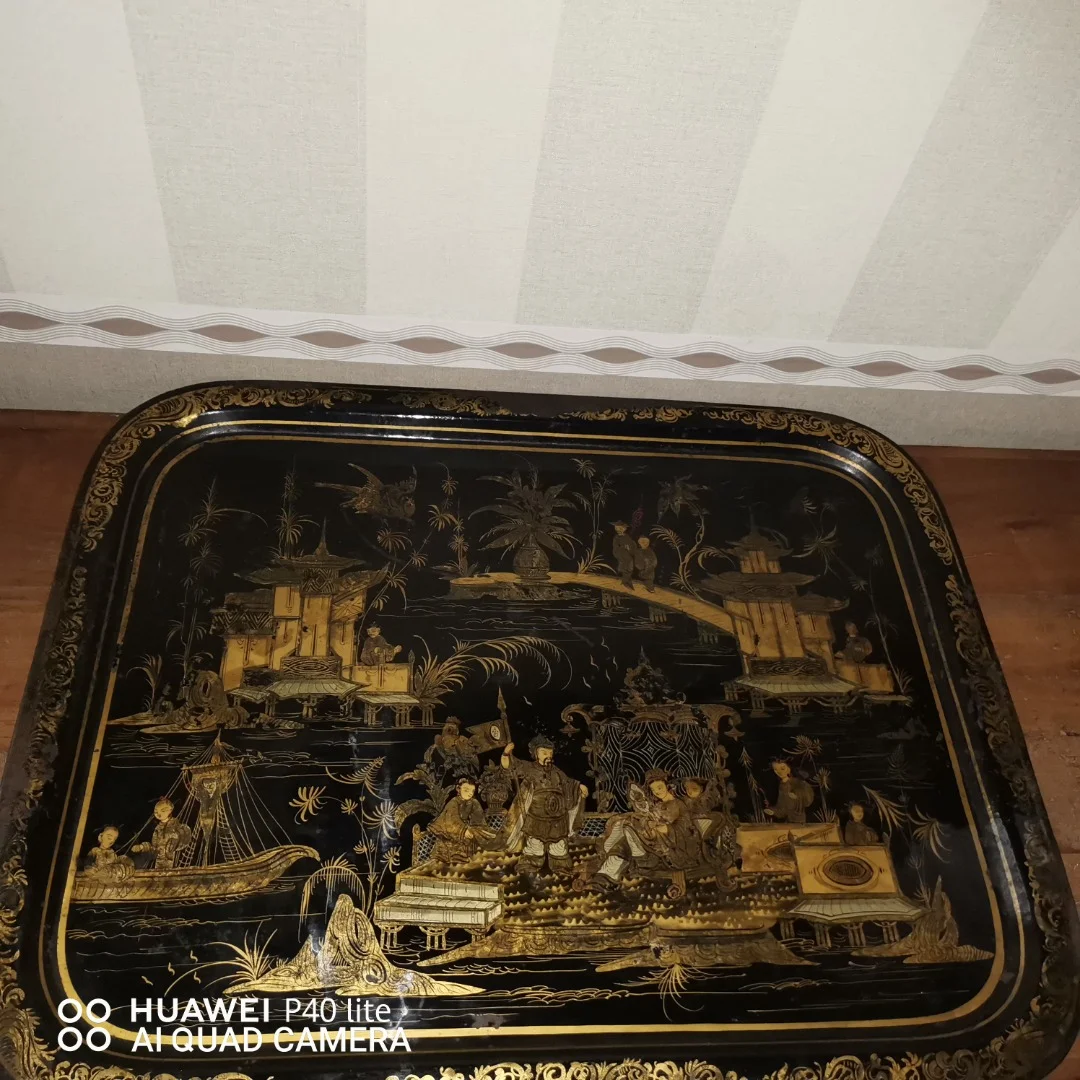 Grand plateau rectangulaire  en tôle laquée noire et or à décor aux chinois 19ème