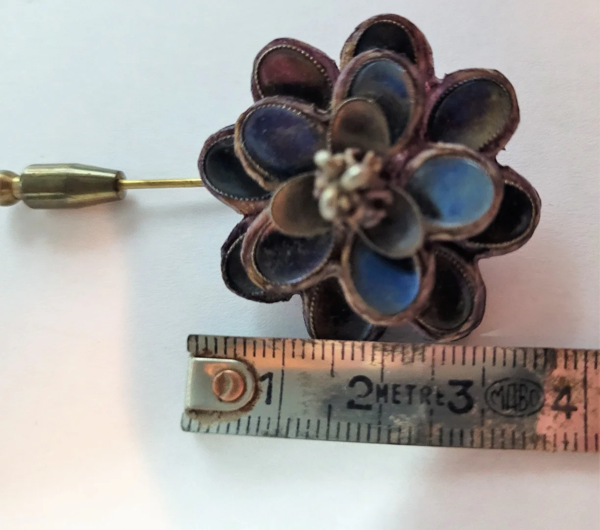 БРОШЬ отнести Line Vautrin