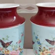 Paire de vases napoléon 3 en porcelaine de Paris décor panier et papillons