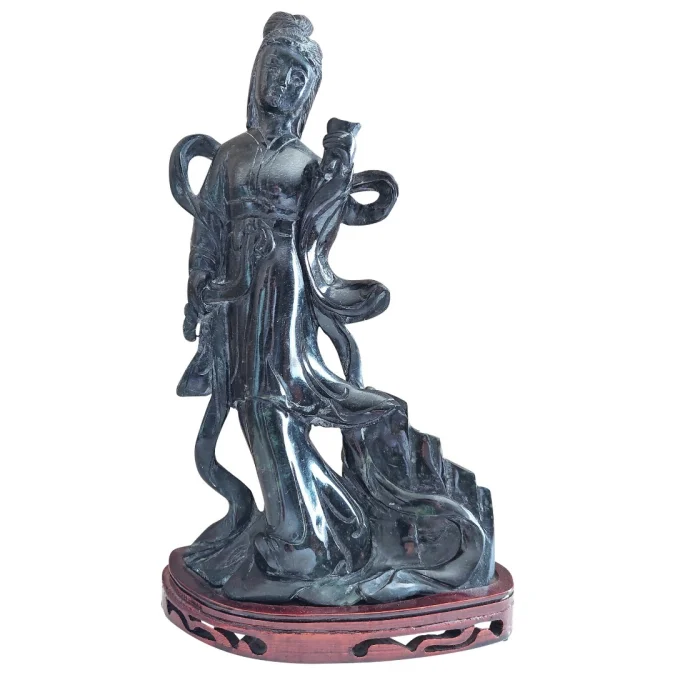 Sculpture chinoise en pierre de lard sur socle en bois début 20eme haut 33.2 cm
