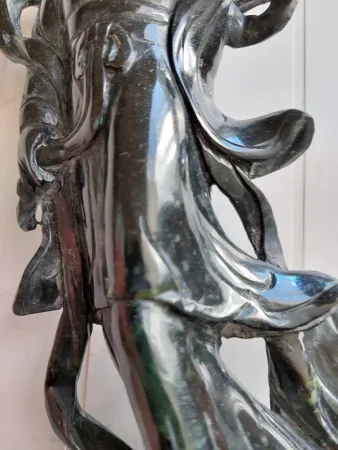 Sculpture chinoise en pierre de lard sur socle en bois début 20eme haut 33.2 cm