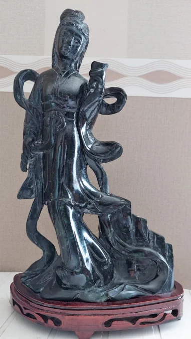 Sculpture chinoise en pierre de lard sur socle en bois début 20eme haut 33.2 cm